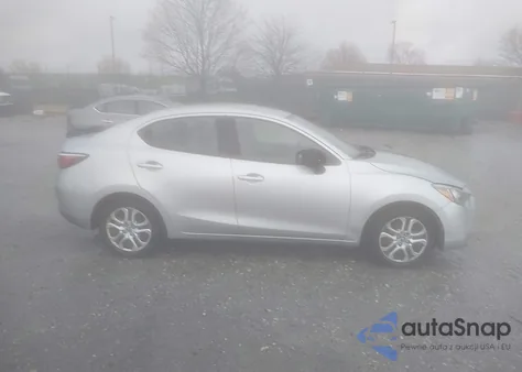 2017 Toyota Yaris Ia z USA, uszkodzony, nr VIN 3MYDLBYV7HY181556